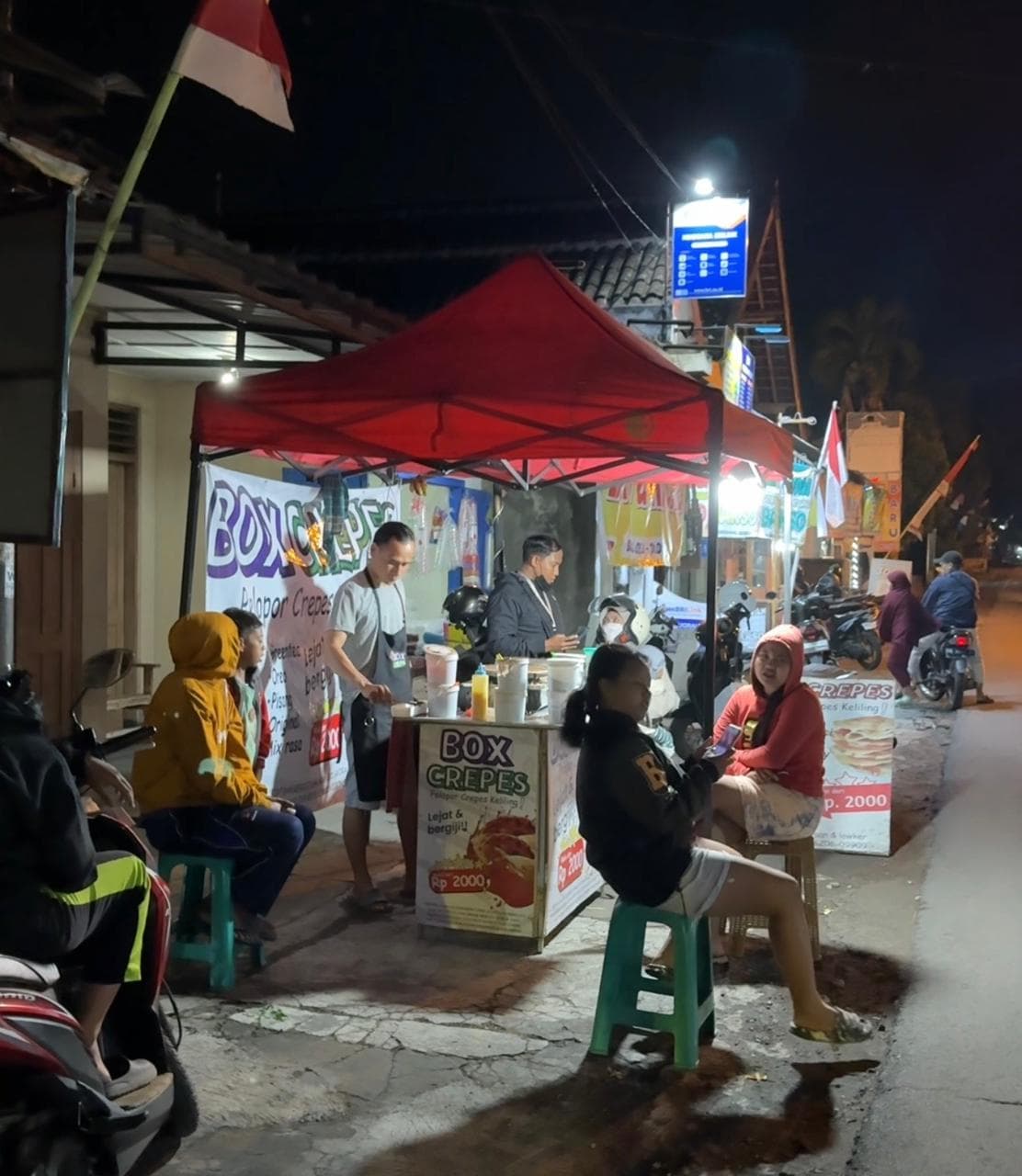 Cabang Box Crepes yang ramai di malam hari