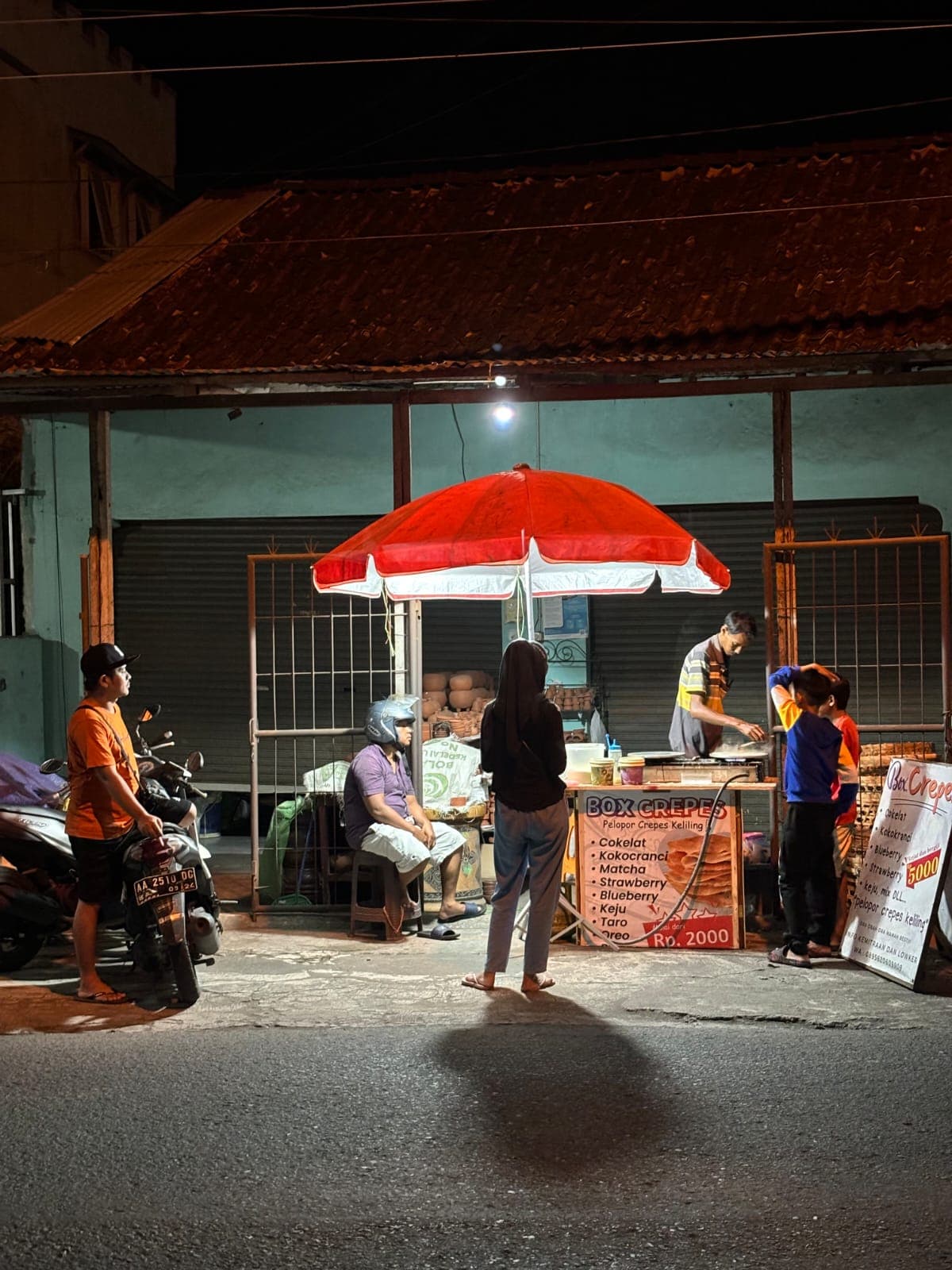 Pelanggan mengantri di outlet Box Crepes